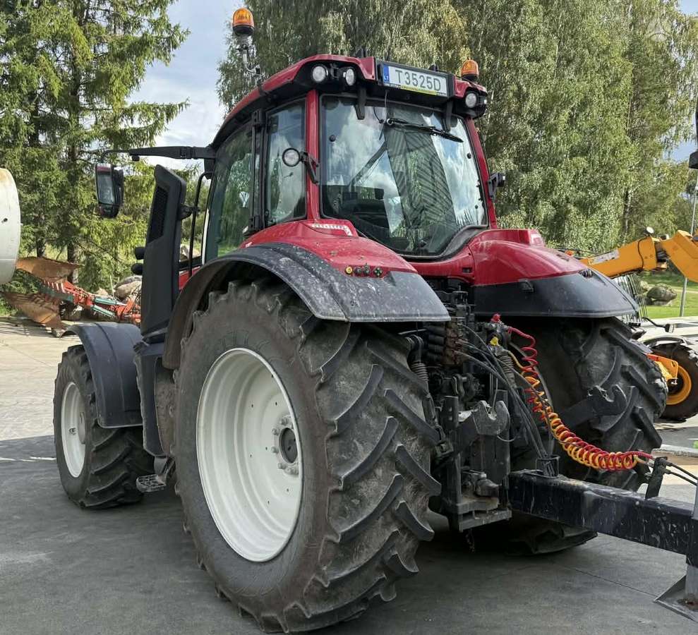 Valtra T215 Versus, tractors