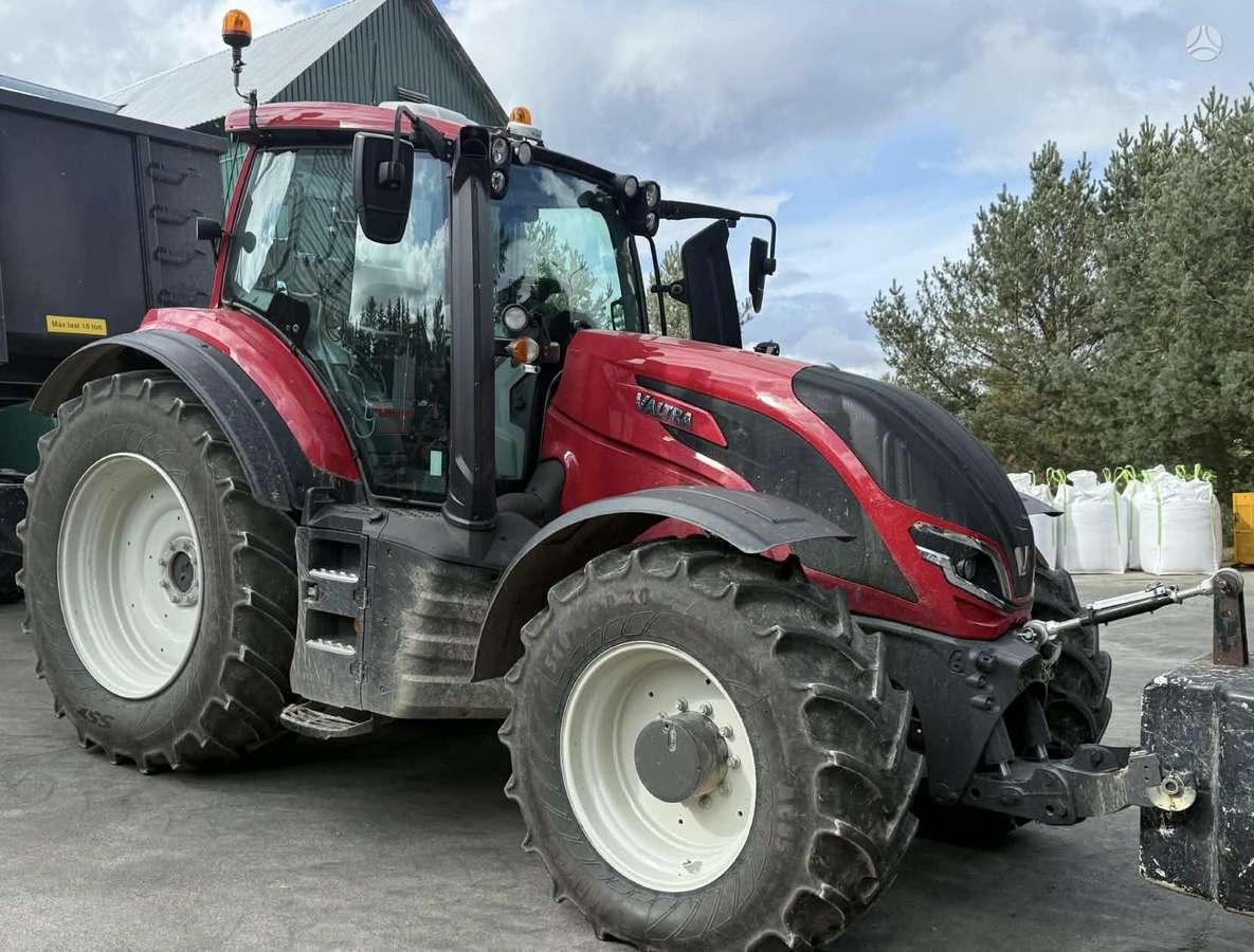 Valtra T215 Versus, tractors