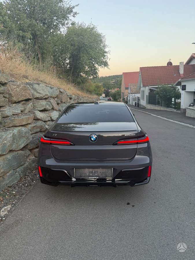 BMW i7 - 6