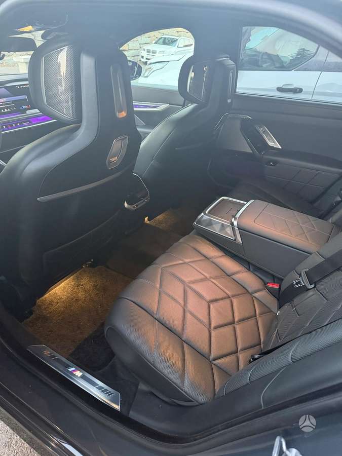 BMW i7 - 10