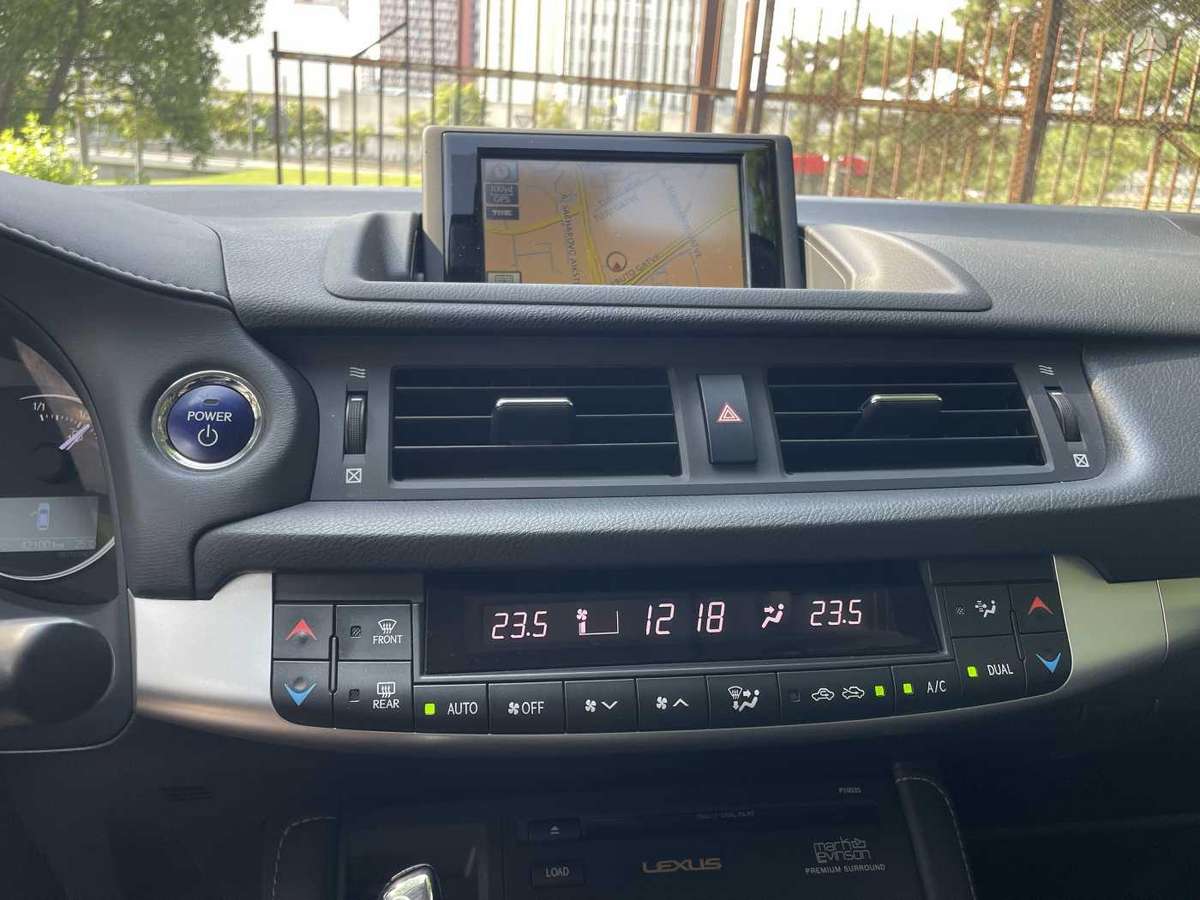 Lexus CT 200h - 11