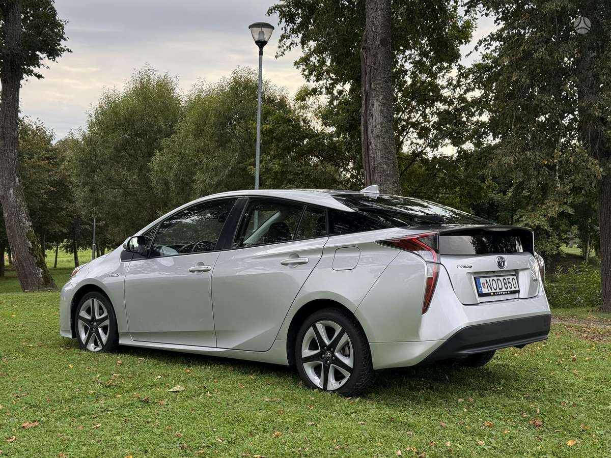 Toyota Prius - 4