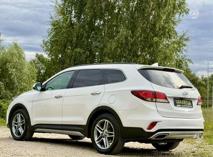 Hyundai Grand Santa Fe - 1