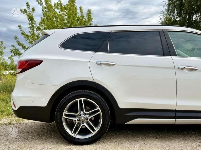 Hyundai Grand Santa Fe - 9