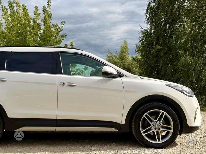 Hyundai Grand Santa Fe - 10