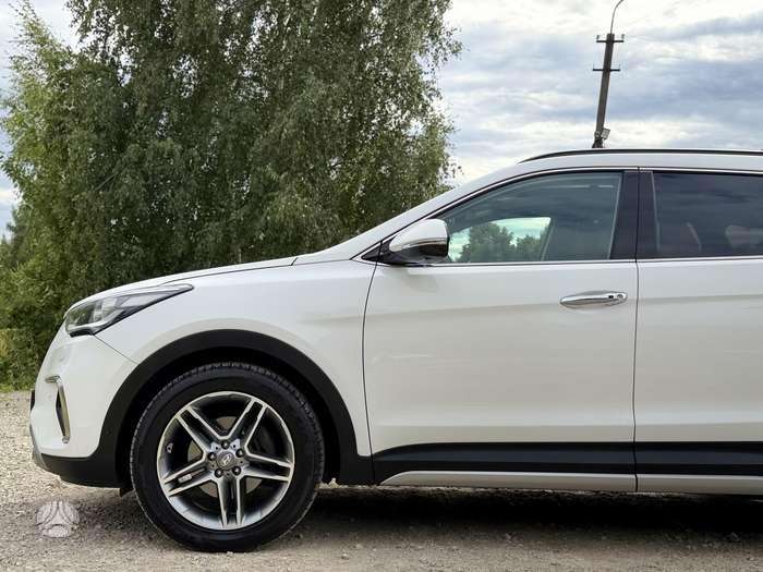 Hyundai Grand Santa Fe - 11