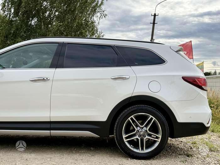 Hyundai Grand Santa Fe - 12