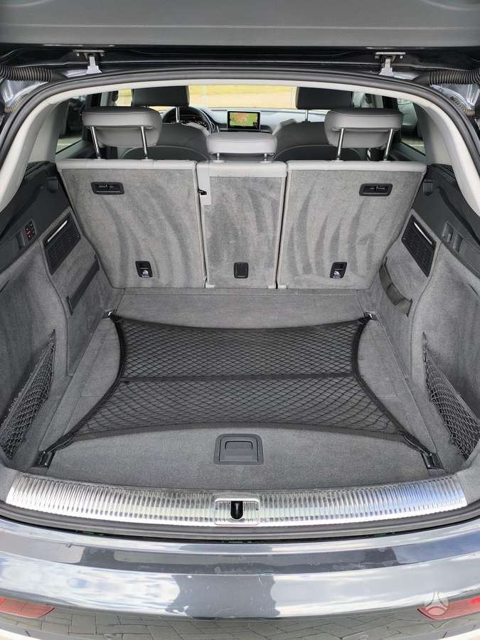 Audi Q5, 2.0 l., off-road / crossover