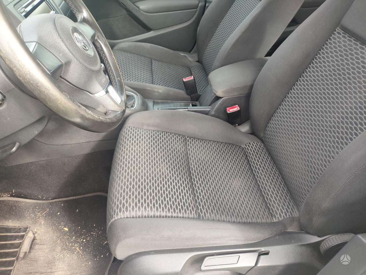 Volkswagen Golf - 6