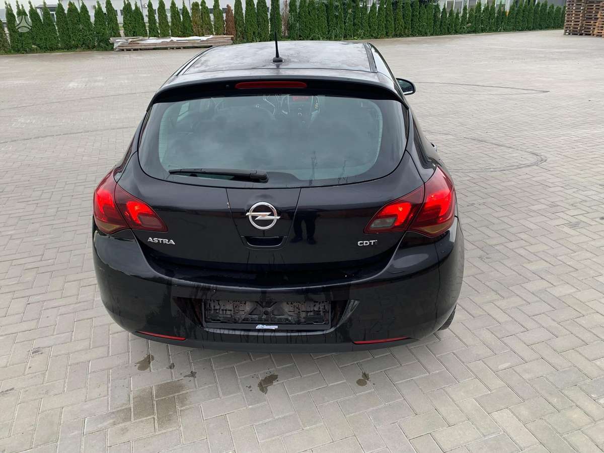 Opel Astra dalimis
