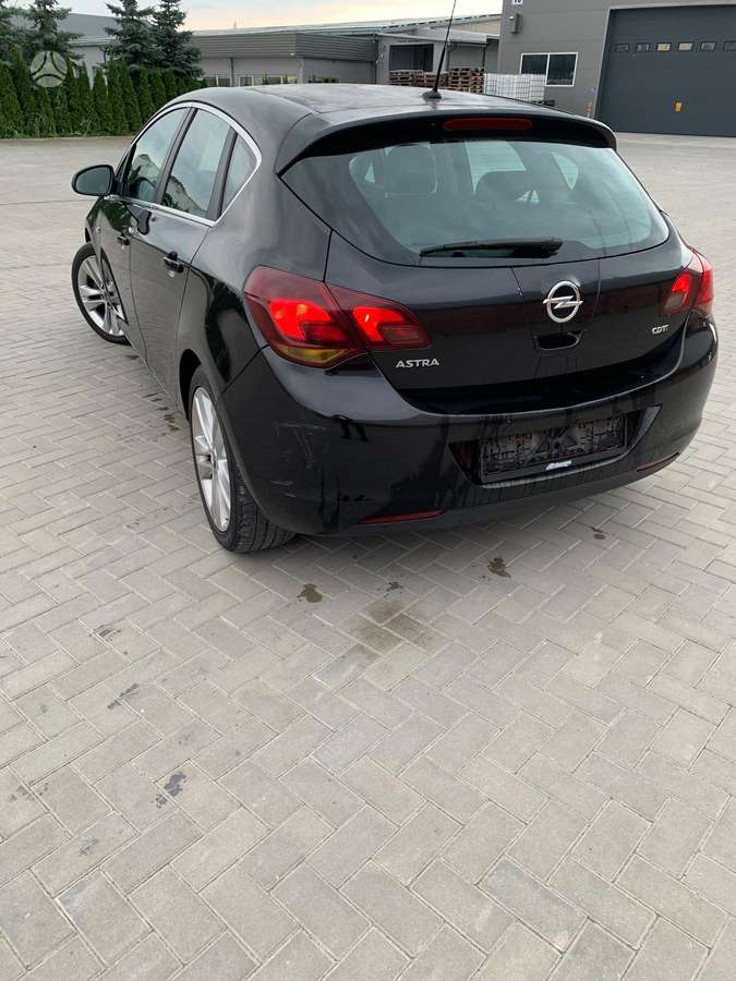 Opel Astra dalimis