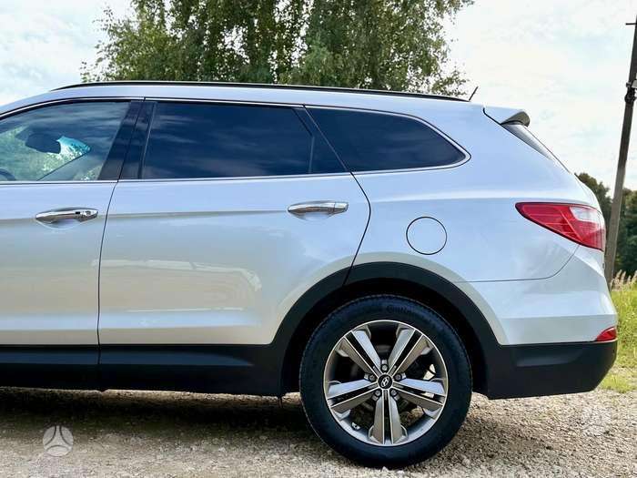 Hyundai Grand Santa Fe - 12
