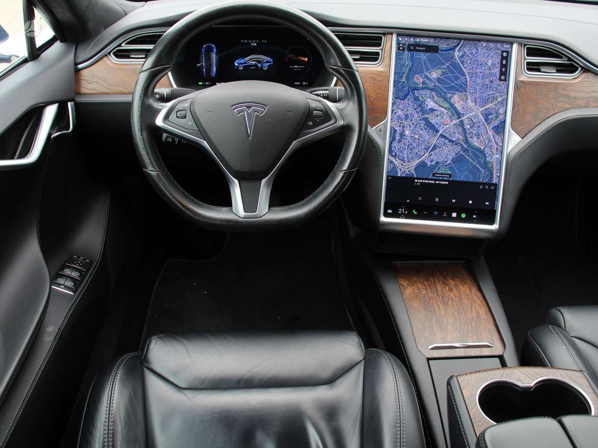 Tesla Model S, Седан