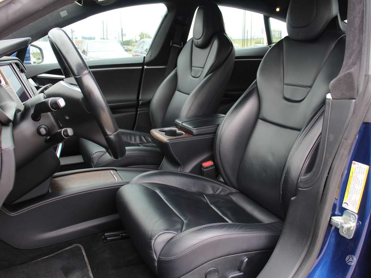 Tesla Model S, Седан