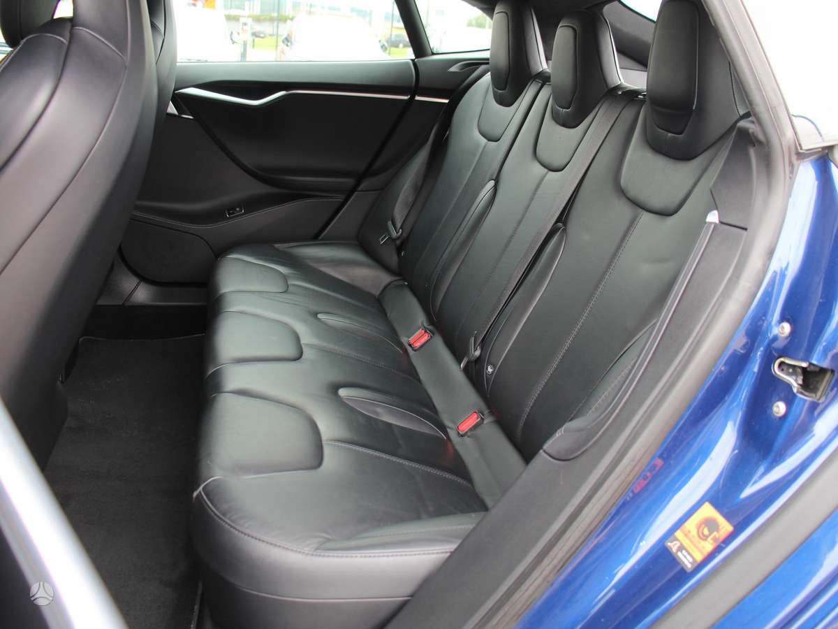 Tesla Model S, Седан