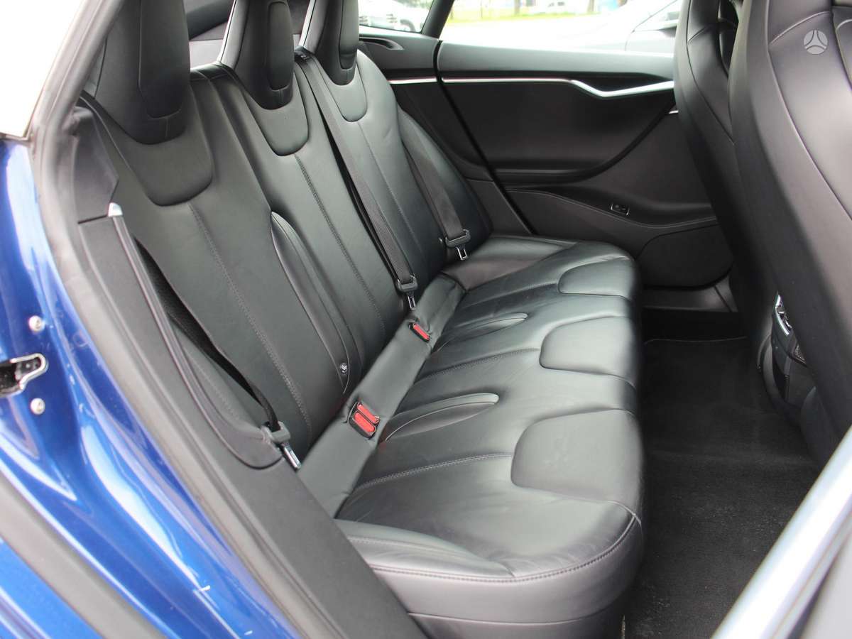 Tesla Model S, Седан