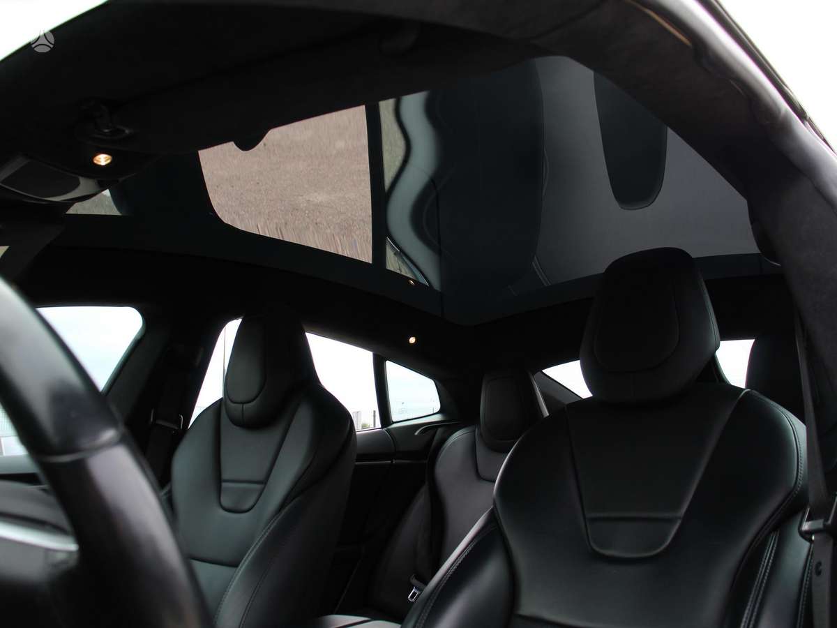 Tesla Model S, Седан