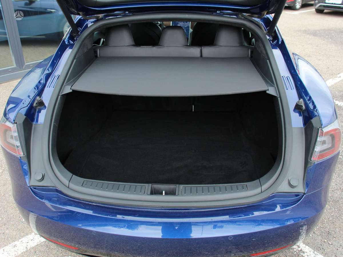Tesla Model S, Седан