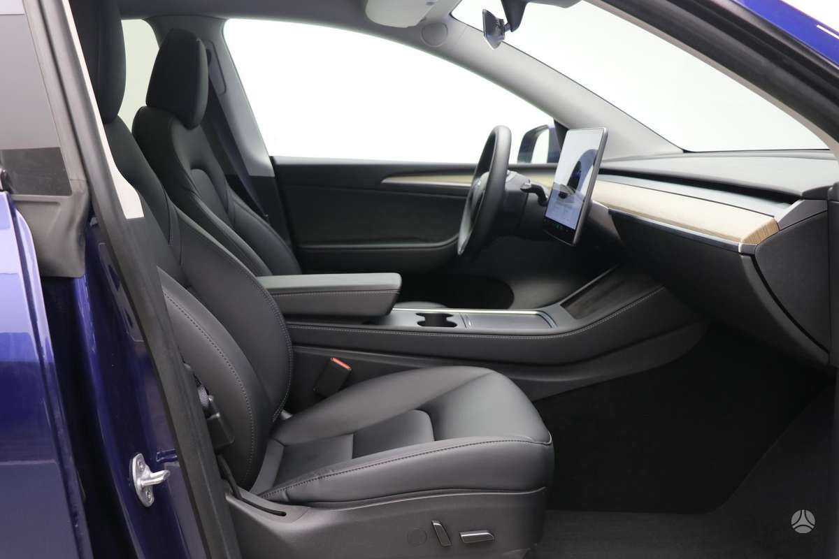 Tesla Model Y - 9