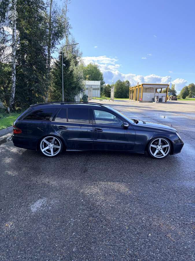 Mercedes-Benz E320 - 1