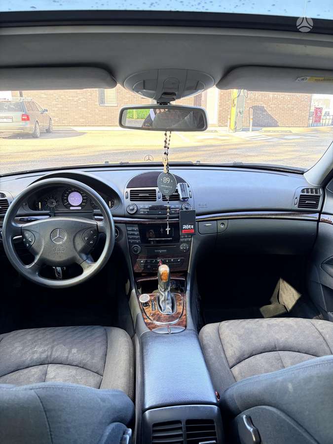 Mercedes-Benz E320 - 9