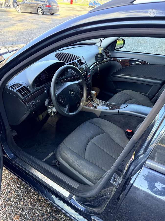 Mercedes-Benz E320 - 11