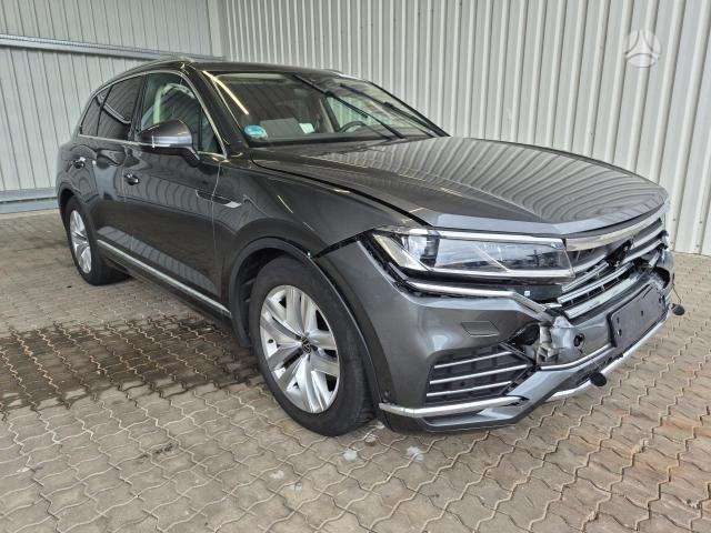 Volkswagen Touareg - 1
