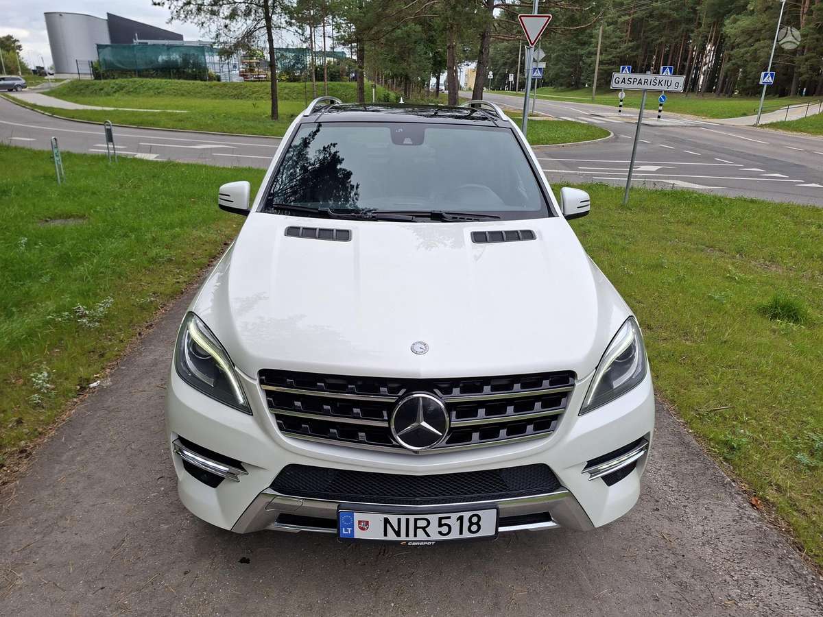 Mercedes-Benz ML350 - 1