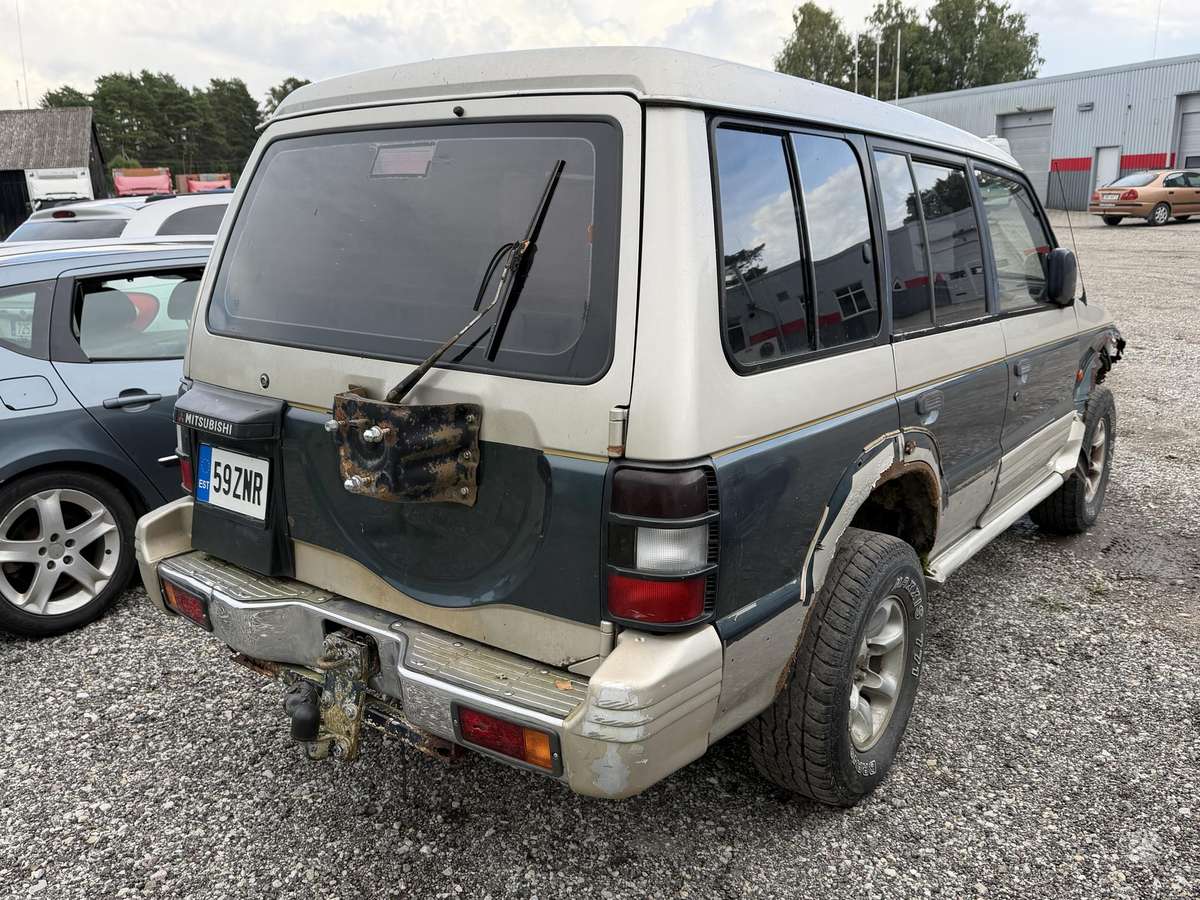Mitsubishi Pajero - 2