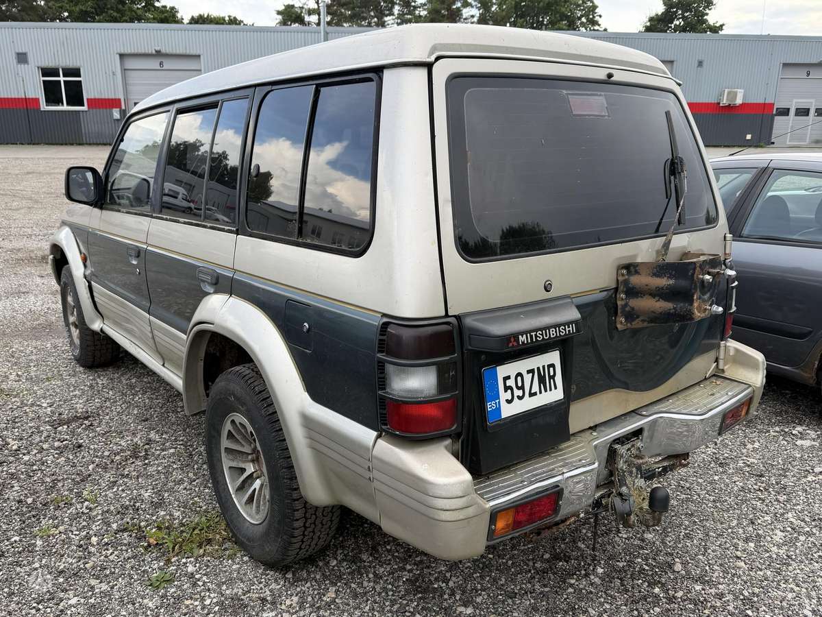 Mitsubishi Pajero - 3