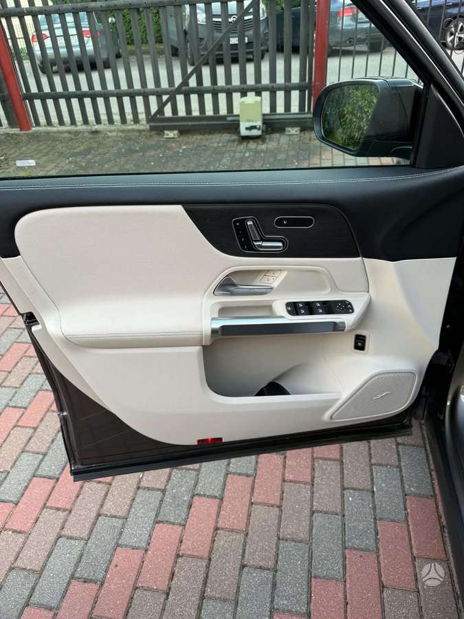 Mercedes-Benz GLB180 - 11