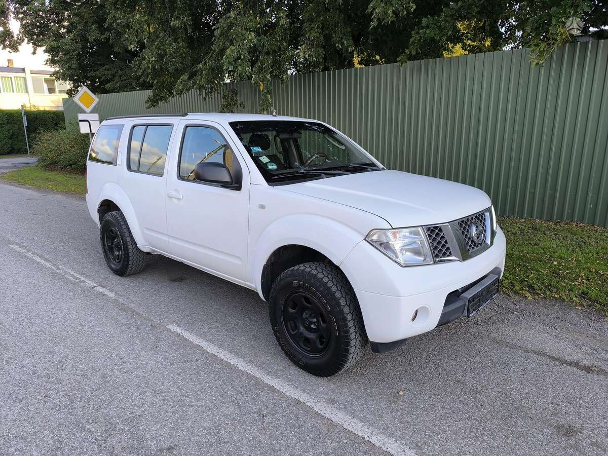 Nissan Pathfinder - 1