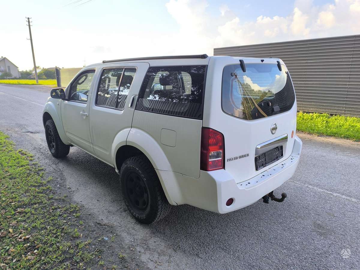Nissan Pathfinder - 5