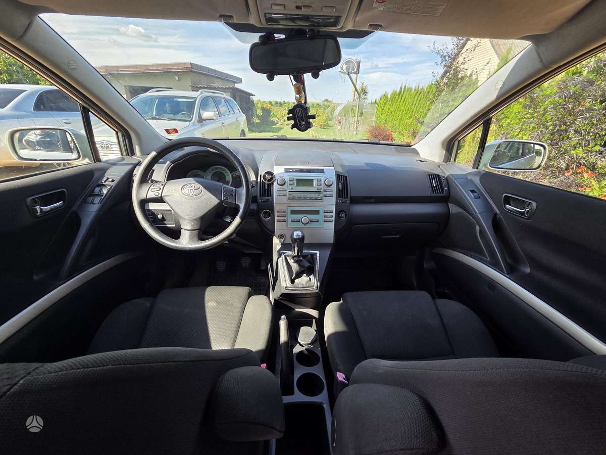 Toyota Corolla Verso - 8