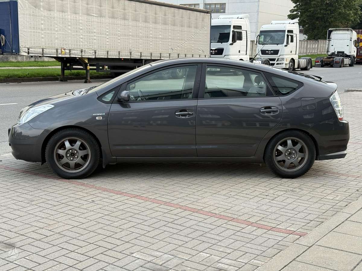 Toyota Prius - 3