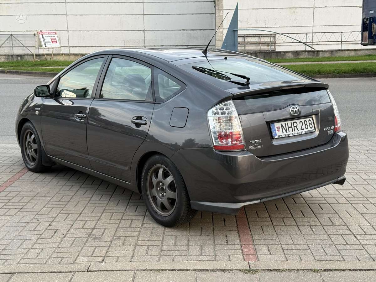 Toyota Prius - 4