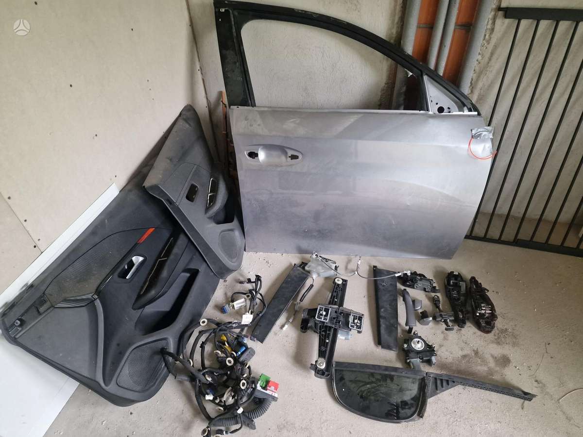 Peugeot 208 durys, apdailos grotelės