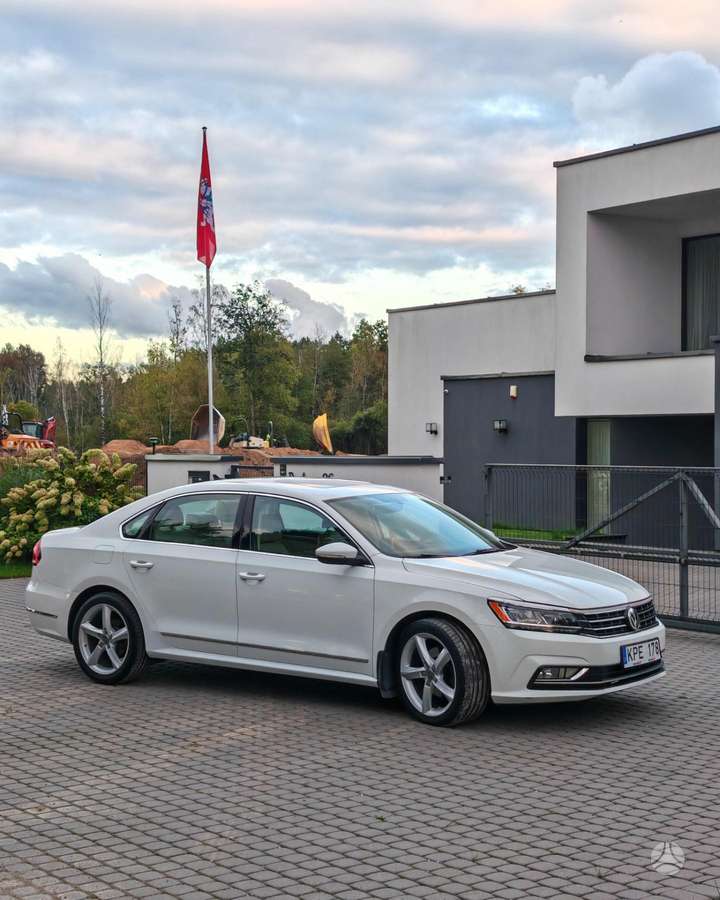 Volkswagen Passat - 1