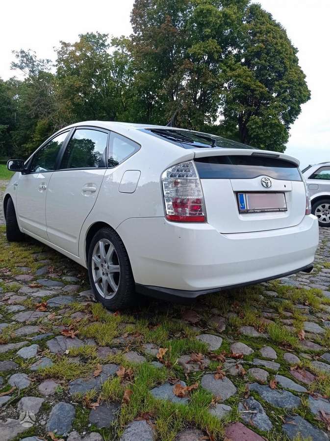Toyota Prius - 4