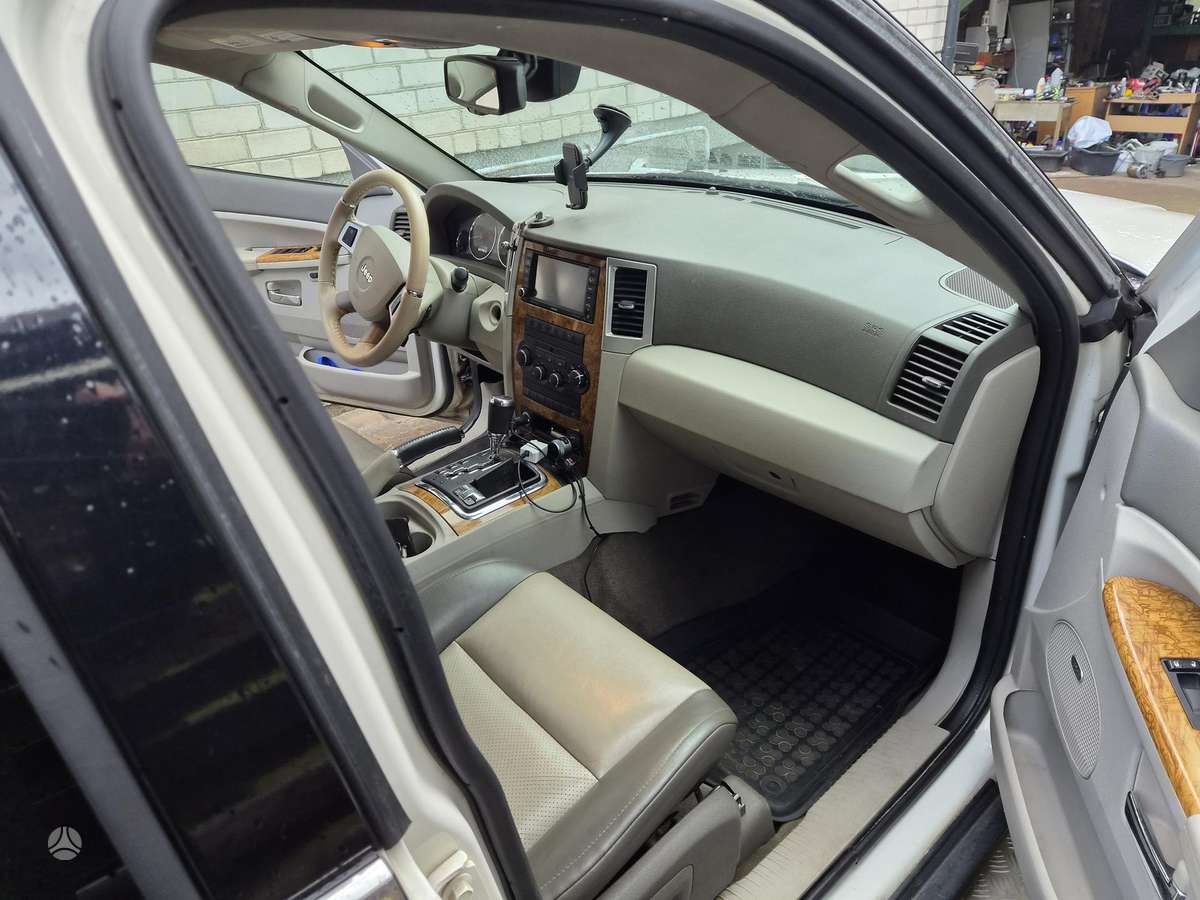 Jeep Grand Cherokee - 8