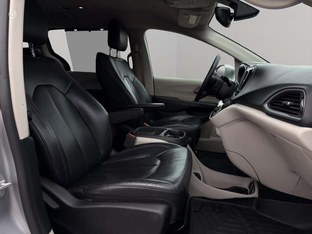 Chrysler Pacifica - 8