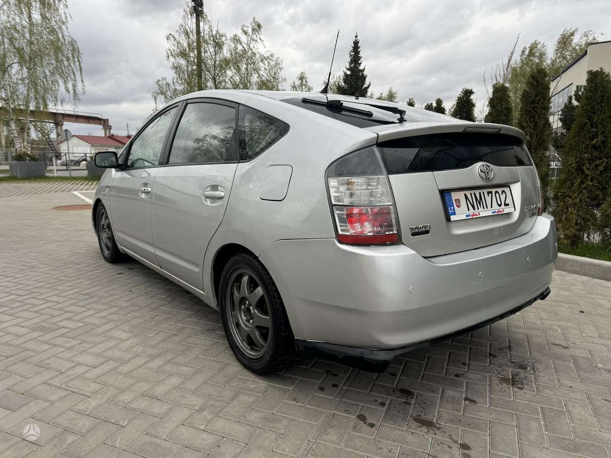 Toyota Prius - 4