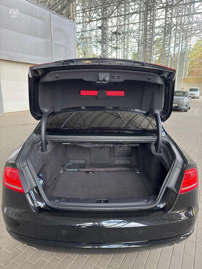 Audi A8, 4.1 l., Седан