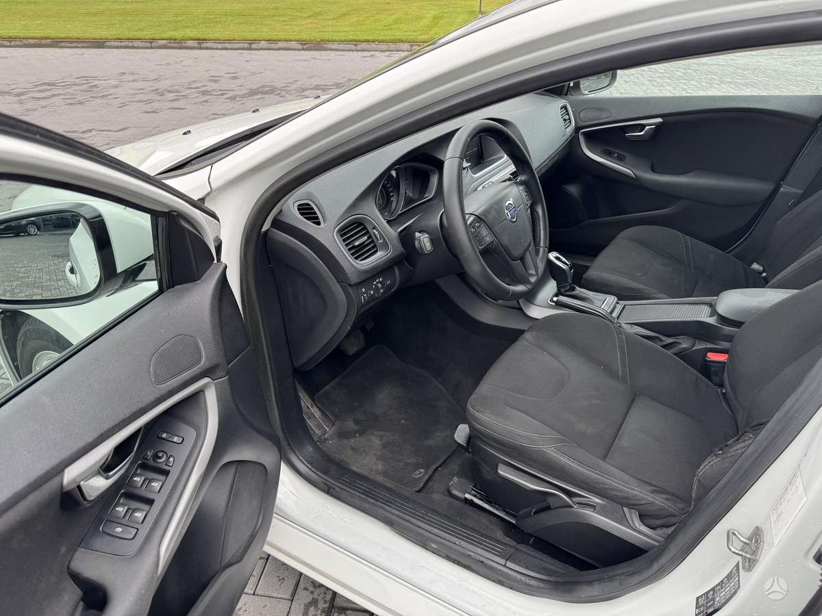 Volvo V40, 1.6 l., hatchback