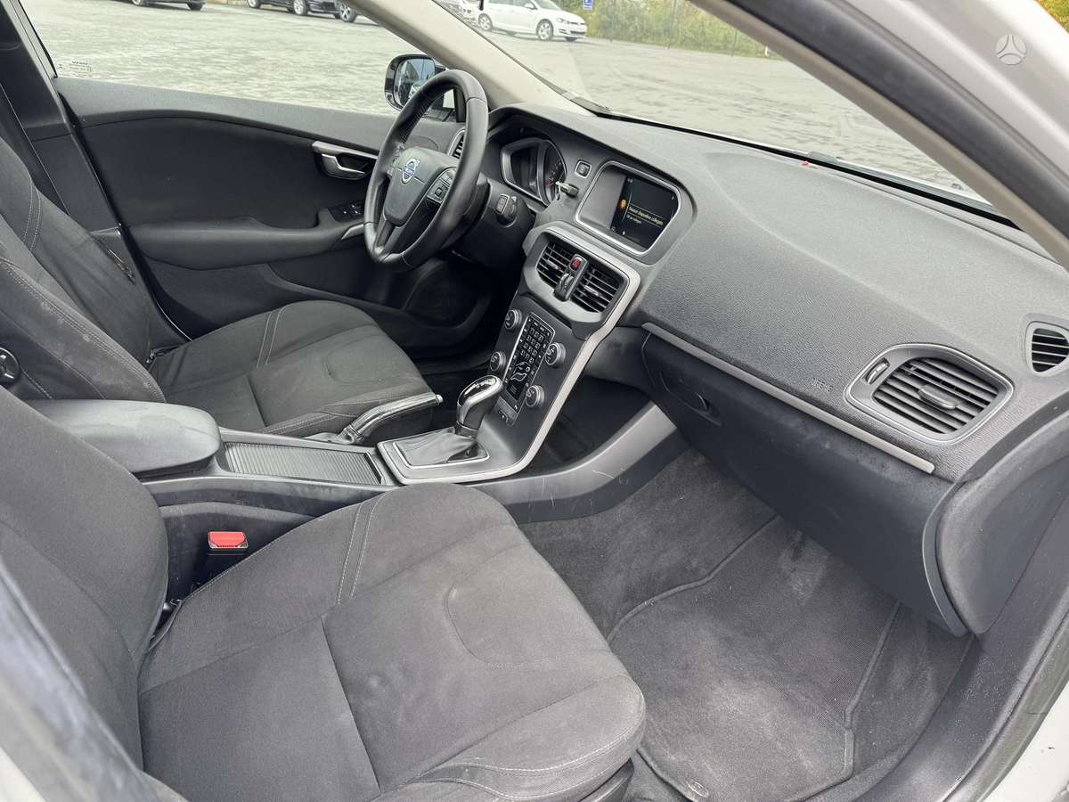 Volvo V40, 1.6 l., hatchback