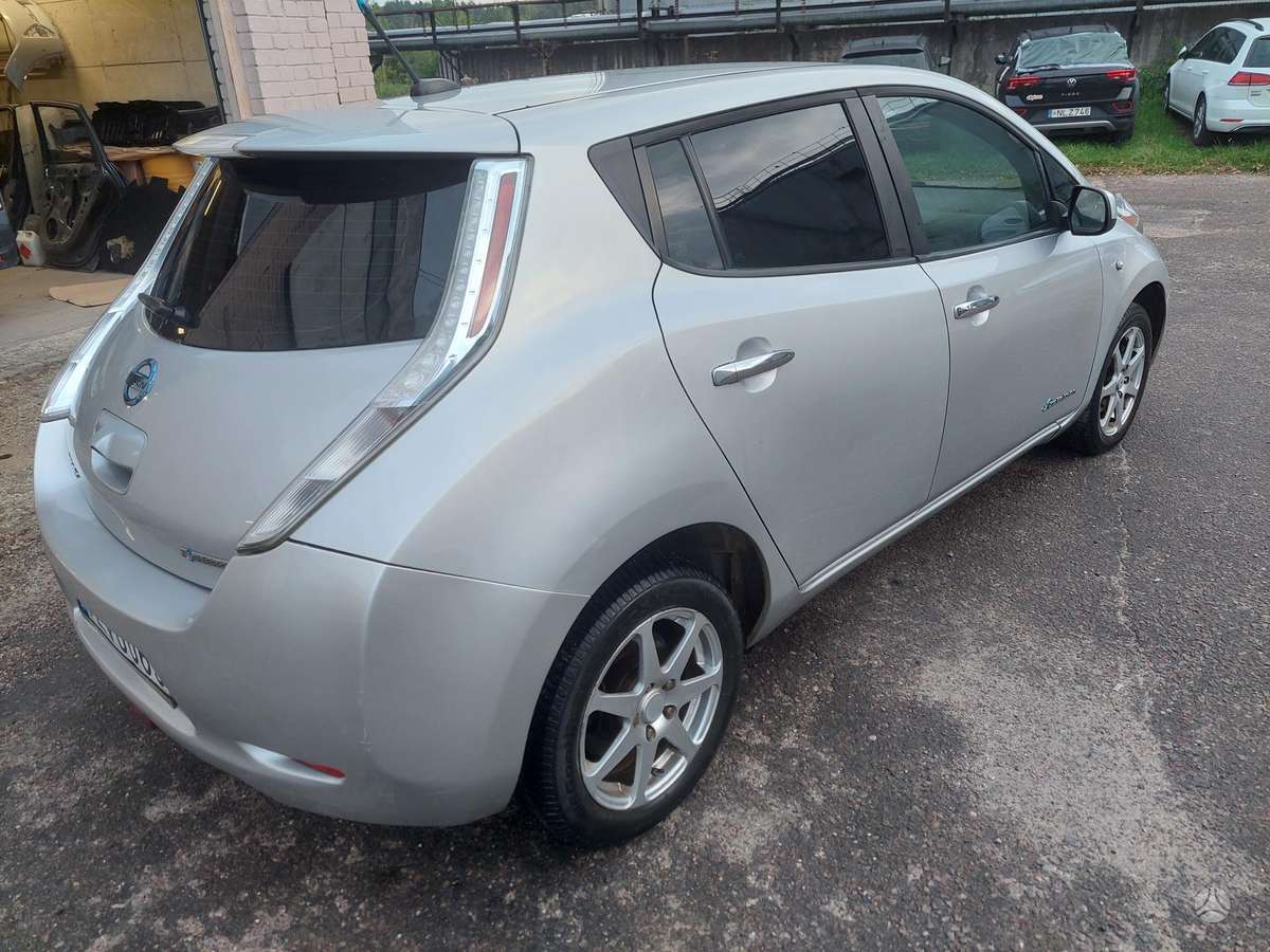 Nissan Leaf, hatchback