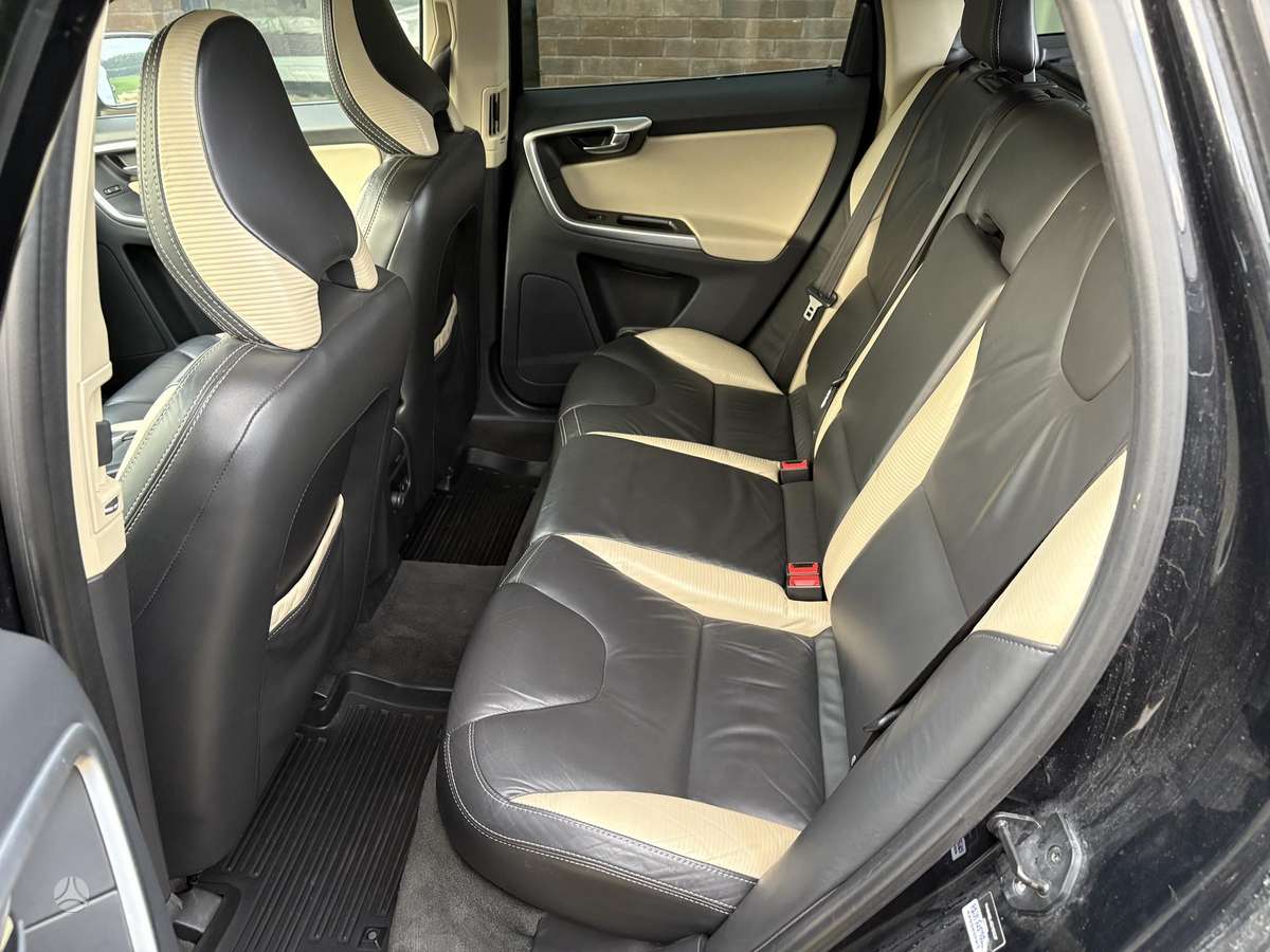 Volvo XC60, 3.2 l., off-road / crossover