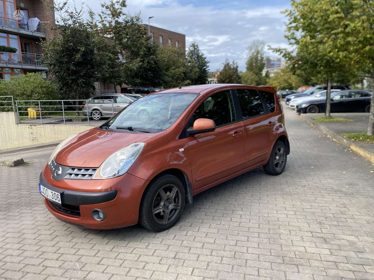 Nissan Note, 1.6 l., hatchback