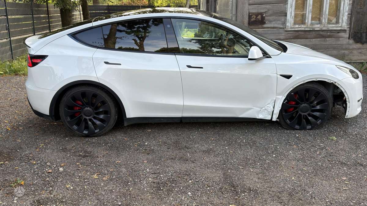 Tesla Model Y, 82 kWh, hatchback