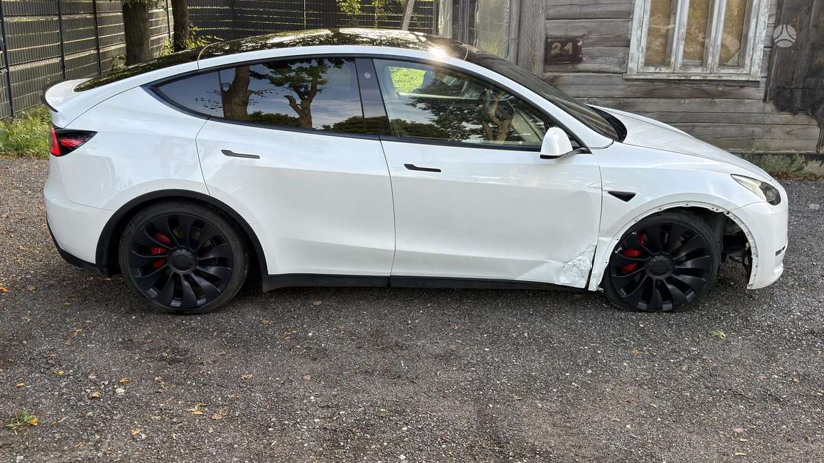 Tesla Model Y, 82 kWh, hatchback